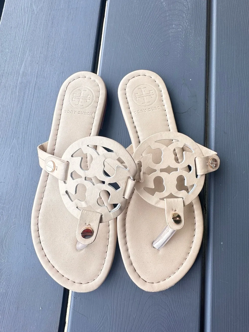 Tory Burch Cream Logo Cutout Leather Thong Sandals Sz 5.5